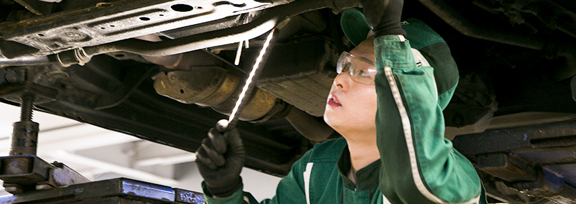 車を整備するトップ